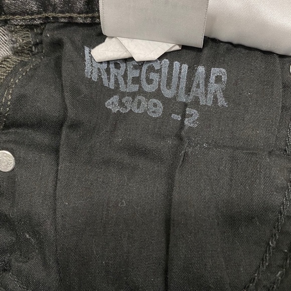 LEVI’S EXPOSED BUTTON MOM JEANS - Picture 10 of 13